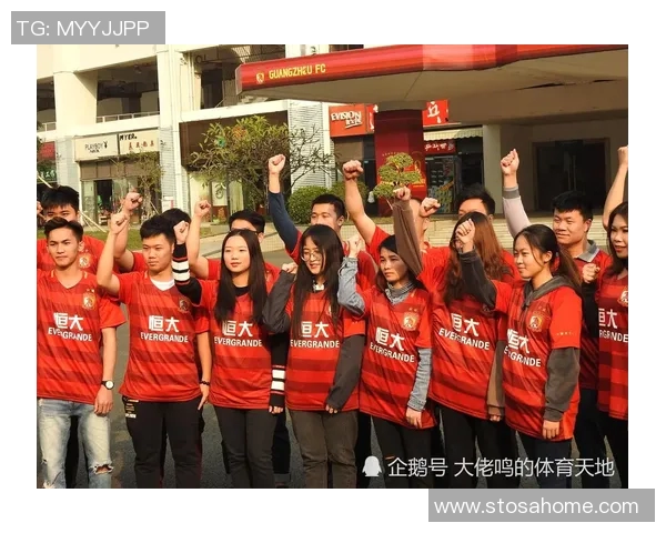 恒大足球队在香港录相活动中展现风采与激情引发球迷热烈反响
